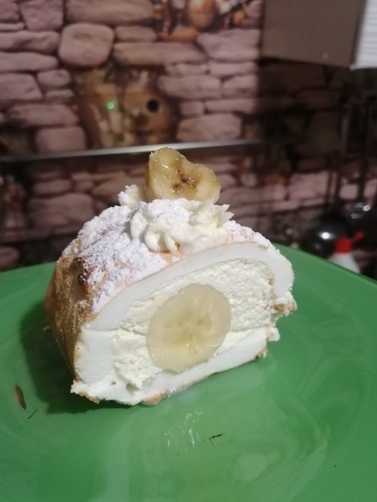 Меренговый рулет с бананом