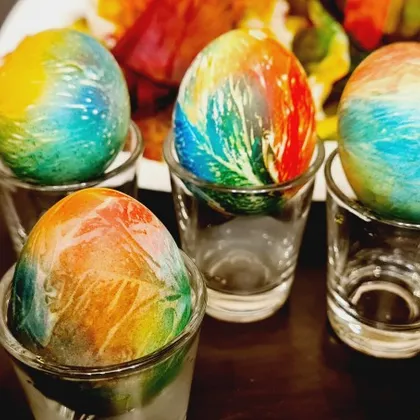 Красим яйца в салфетках пищевыми красителями