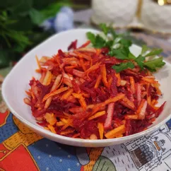 Салат из свежей моркови, свеклы и яблока