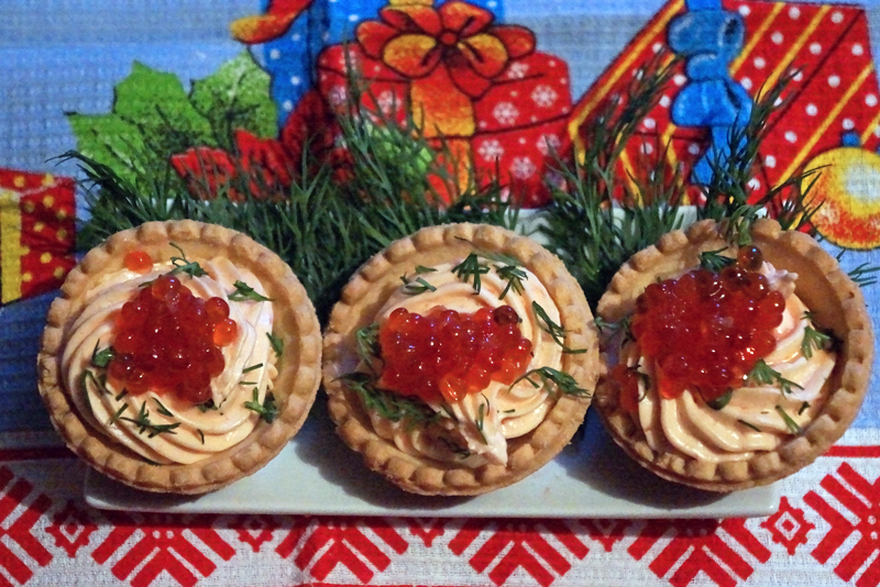 Лососевый мусс с красной икрой в тарталетках