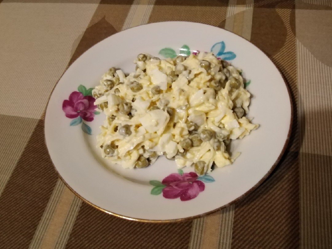 Салат с зеленым горошком и перепелиными яйцами