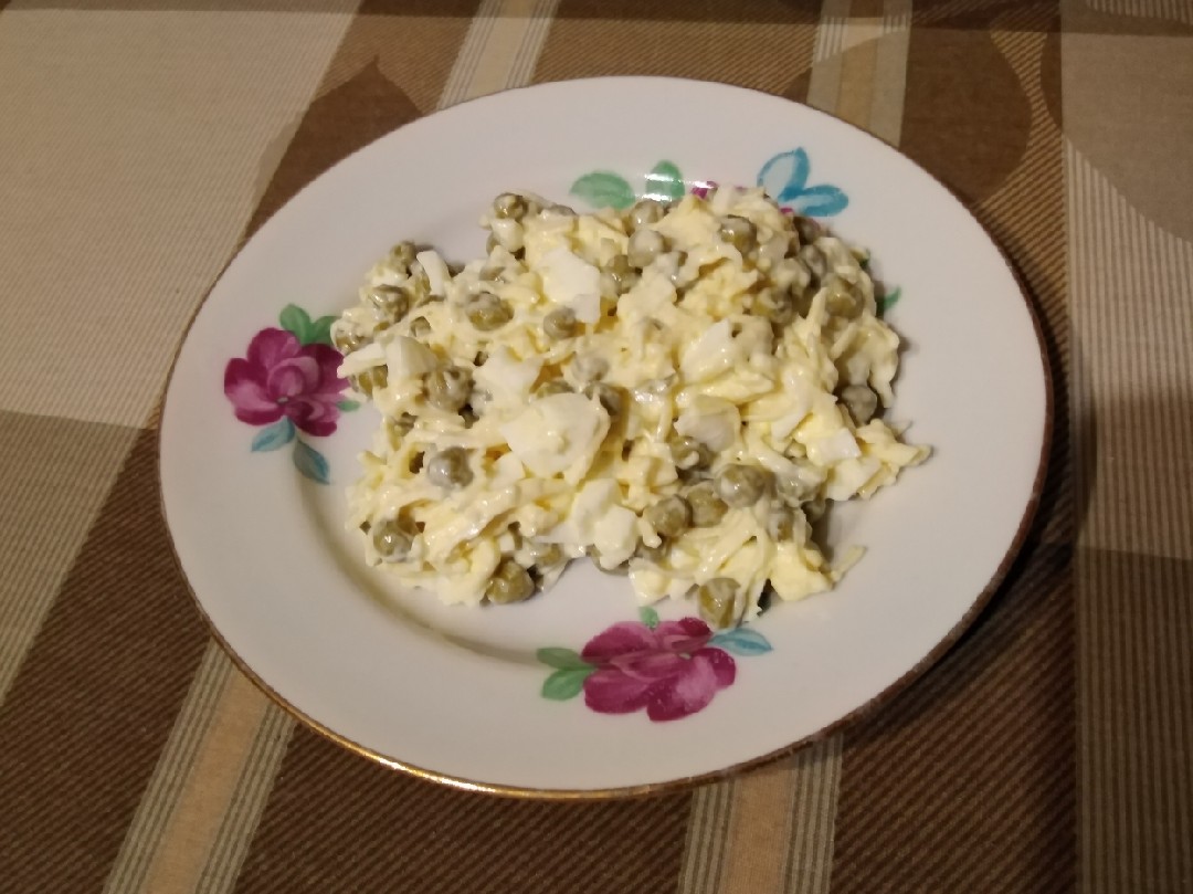 Салат с зелёным горошком, яйцом и сыром