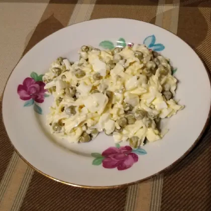 Салат с зелёным горошком, яйцом и сыром