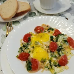 Яйца со шпинатом, помидорами и луком