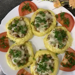 Картофельные гнезда с мясной начинкой