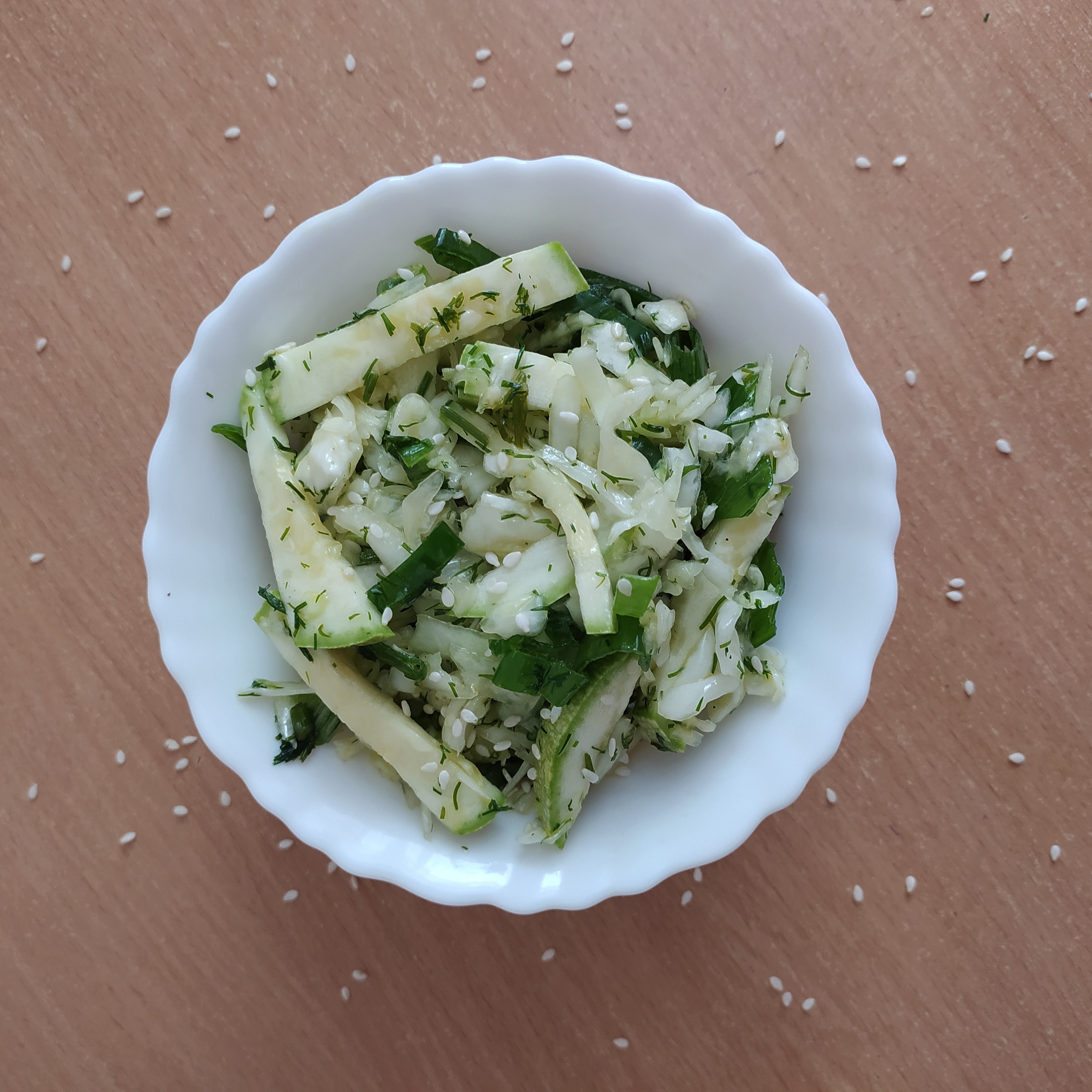 Салат с капустой и свежим кабачком (веган)