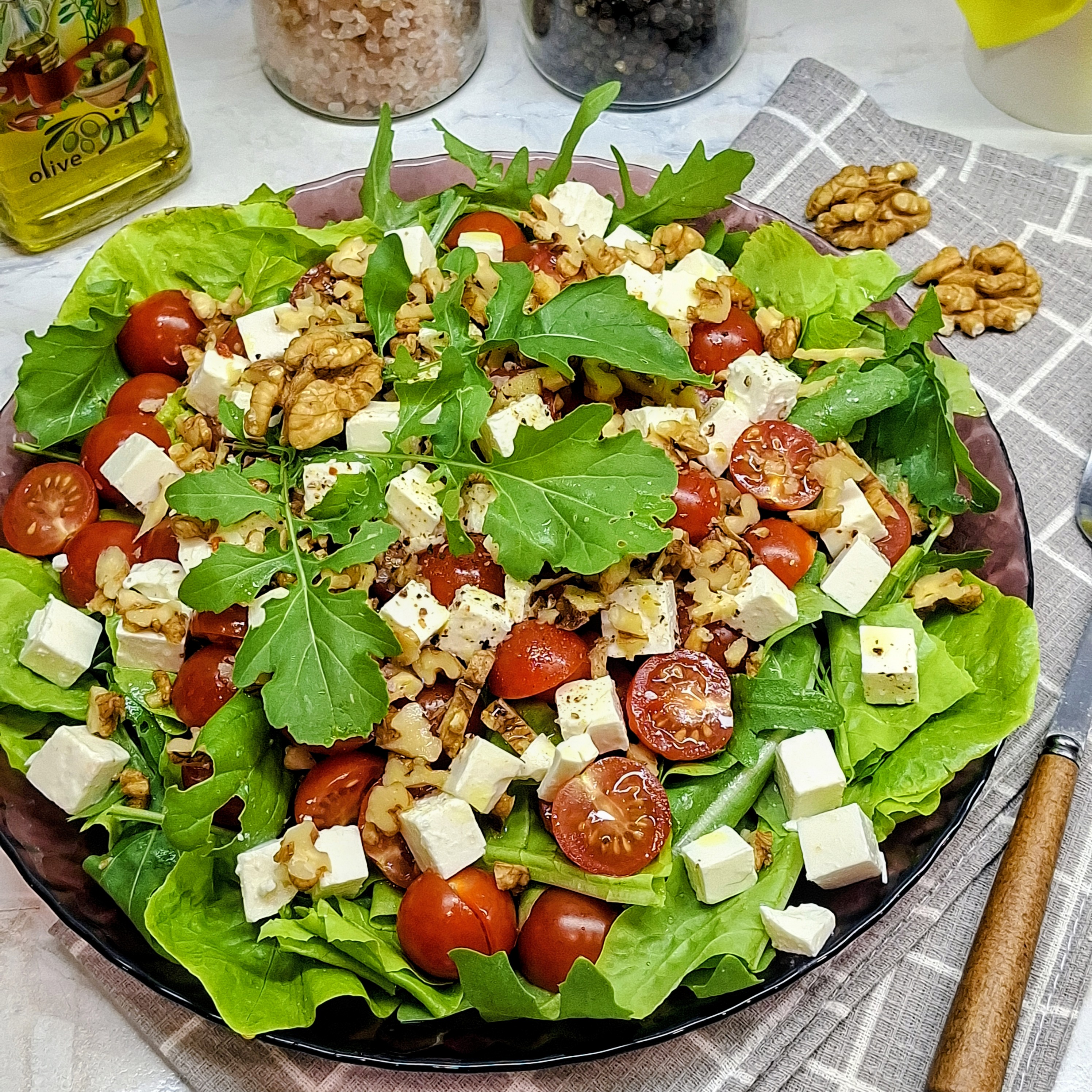 Салат с помидорами, рукколой и фетой