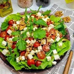 Салат с помидорами, рукколой и фетой