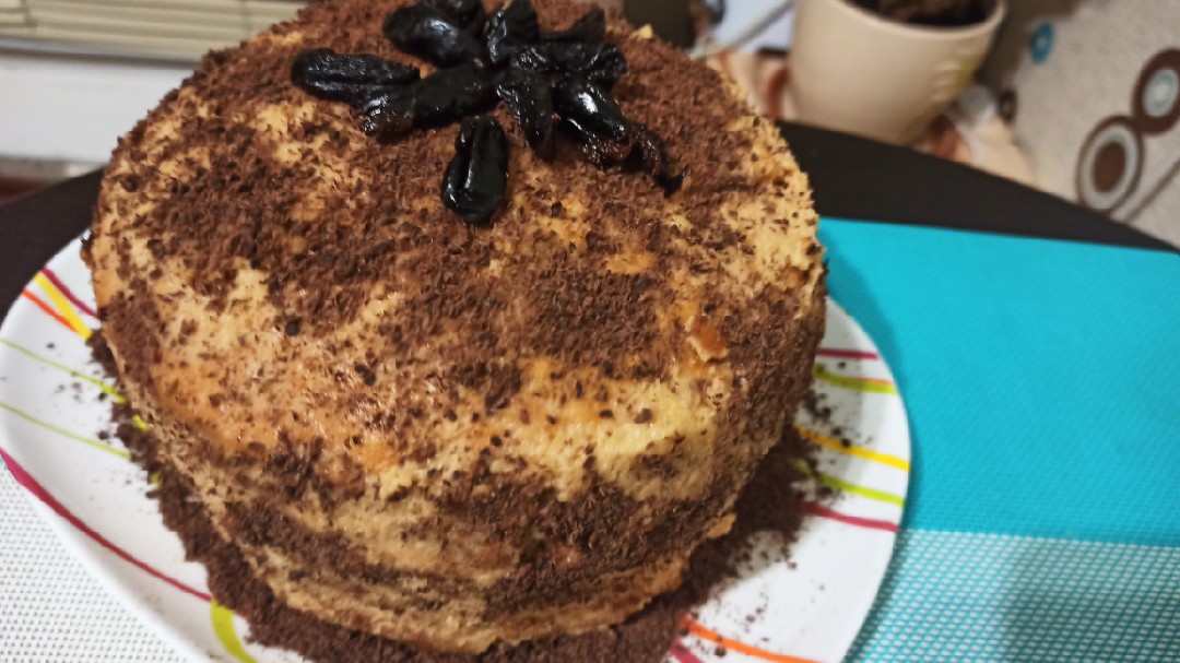 Торт «Медовик» с черносливом — рецепт с фото