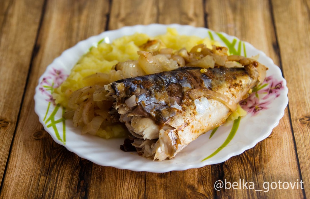 Скумбрия запеченная в луковой шубке
