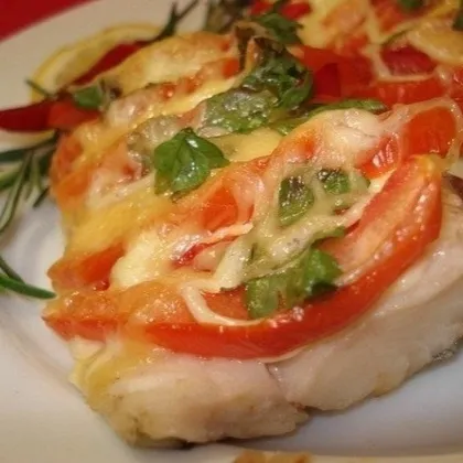 Белая рыба с соусом и овощами