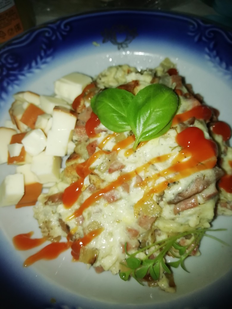 Омлет с копчёной колбаской, луком и грибами