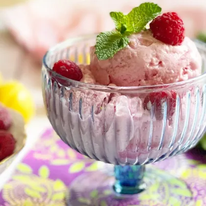 Летний творожно-малиновый десерт - влюбилась с первой ложечки (калорий меньше, чем в мороженом)