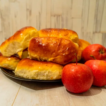 Сдобные пирожки с начинкой из яблок