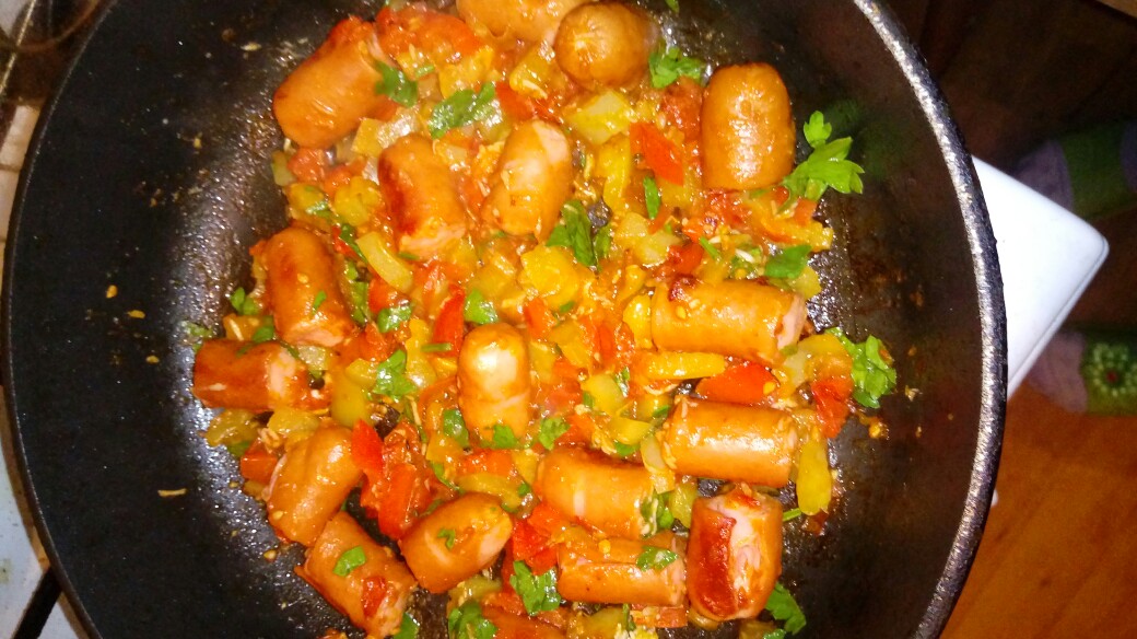 Сосиски жареные с овощами