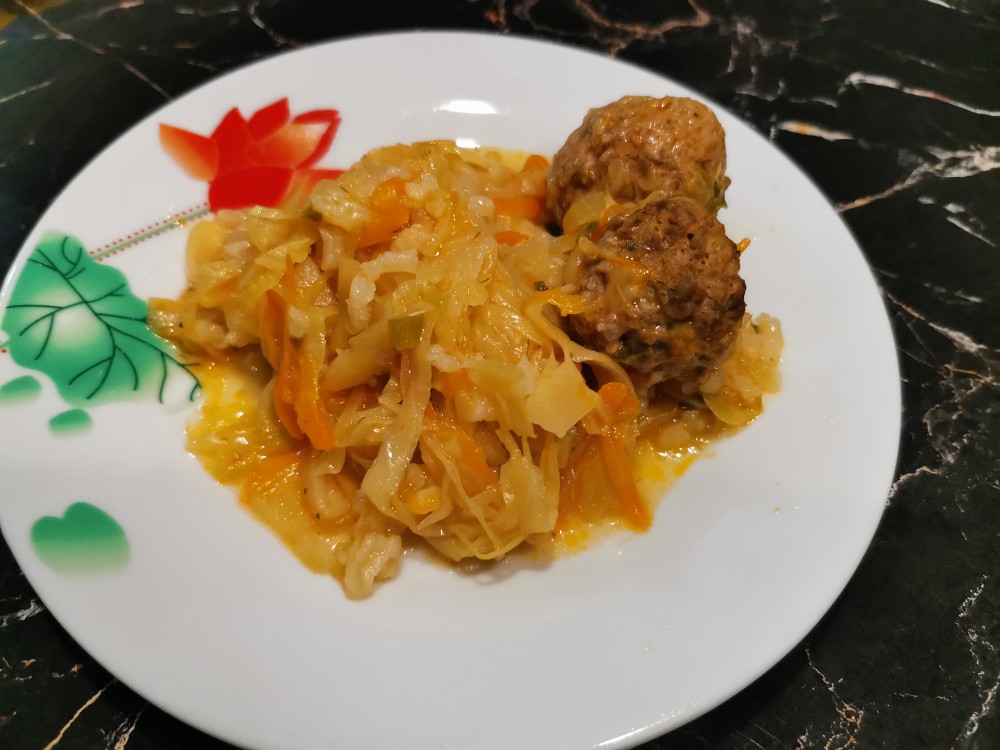 Тушеная капуста с тефтелями