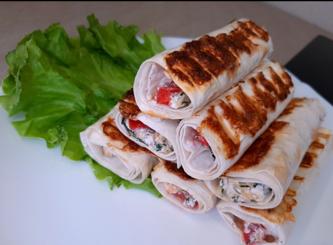 Трубочки из лаваша с помидорами и сыром