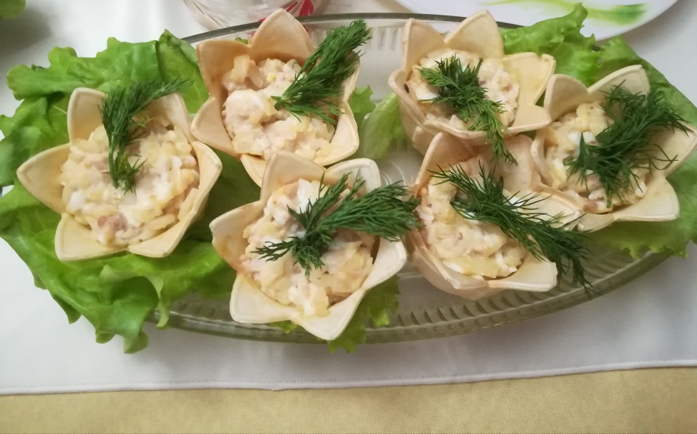 Рецепт праздничного салата с ананасом и курицей