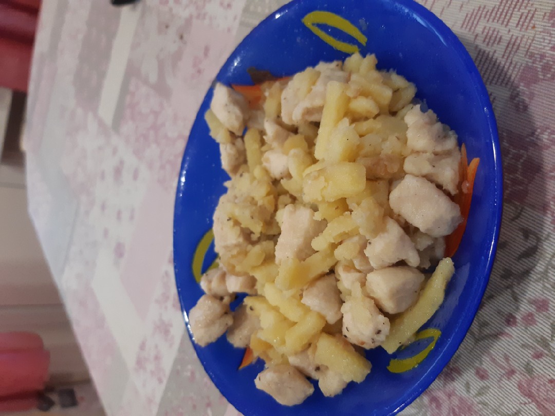 Жареная картошка с куриными медальонами