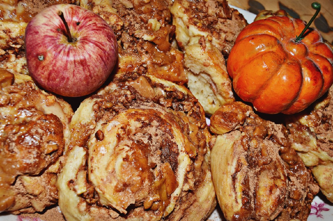 Орехово-яблочные булочки с корицей и карамелью