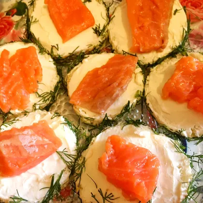 Бутерброды с творожным сыром и красной рыбкой на Новый год