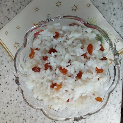 Отварной рис с сахаром и изюмом