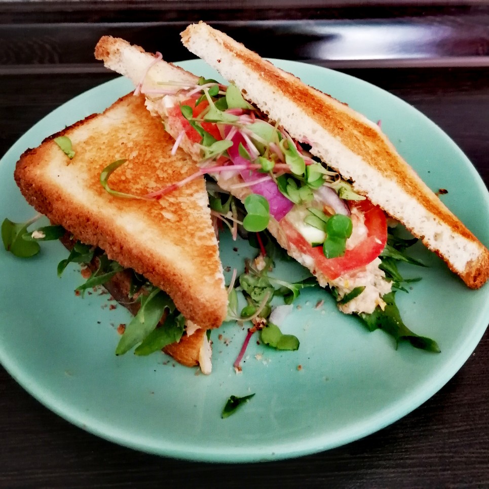 Сэндвич с консервированным тунцом 🥪