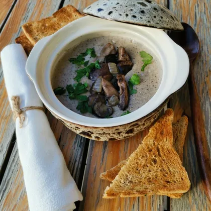 Крем суп из лесных грибов с сыром Рокфор