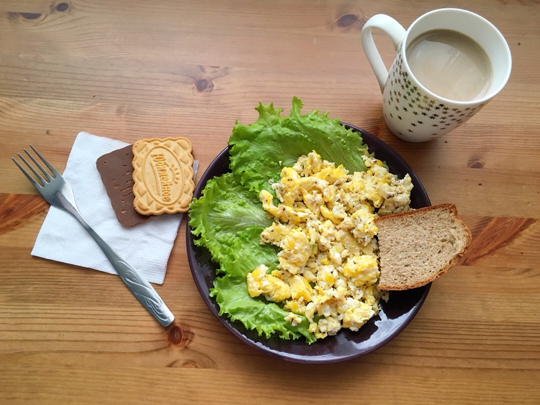 Скрэмбл. Скрэмбл с кукурузой и сыром. Блюда на завтрак. Скрэмбл рецепт классический.