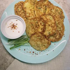 Оладьи из молодых кабачков с укропом и греческим йогуртом