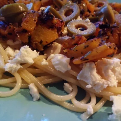 Спагетти с тыквой, оливками и брынзой