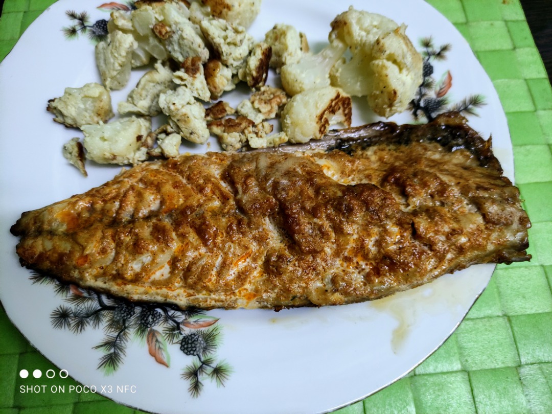 Запеченная скумбрия с капустой в сырном кляре