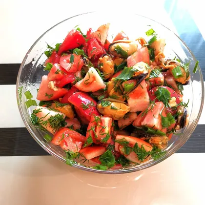 Салат с помидорами и мидиями