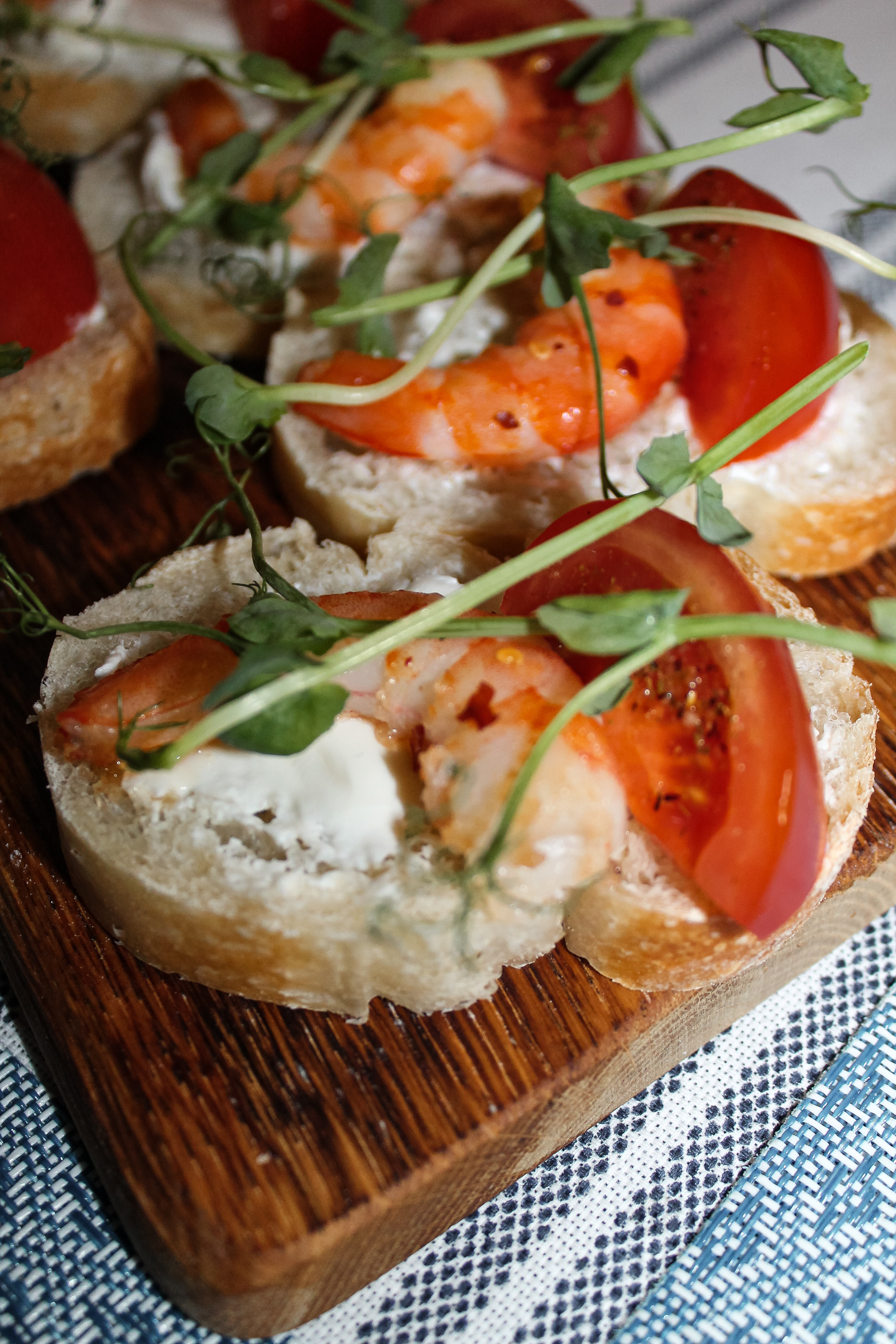 Брускетты с творожным сыром и креветками