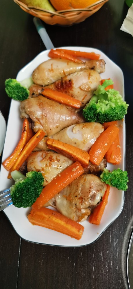 Куриные голени, запеченные с морковью