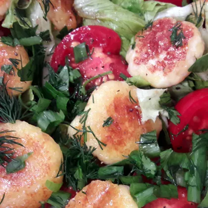 Аппетитный Салат с Сырниками и свежими помидорами