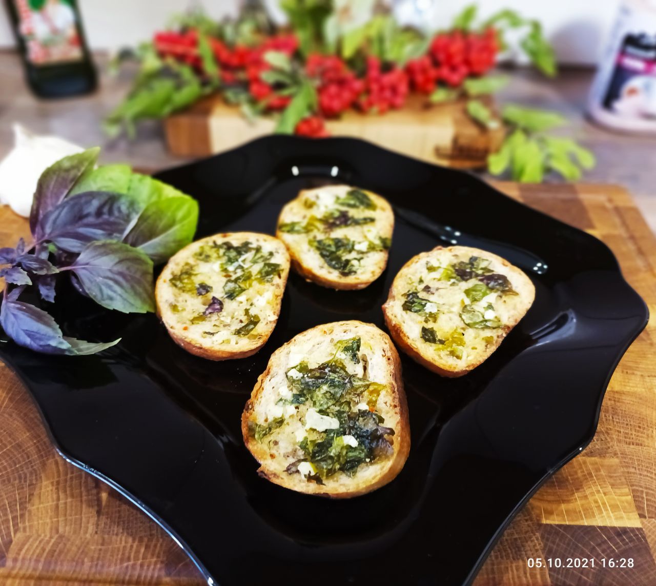 Хрустящие гренки с чесноком и базиликом в духовке 🧄