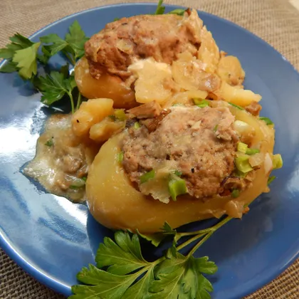 Картофель фаршированный мясом, в грибном соусе