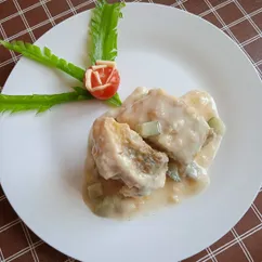 Минтай с солёными огурцами