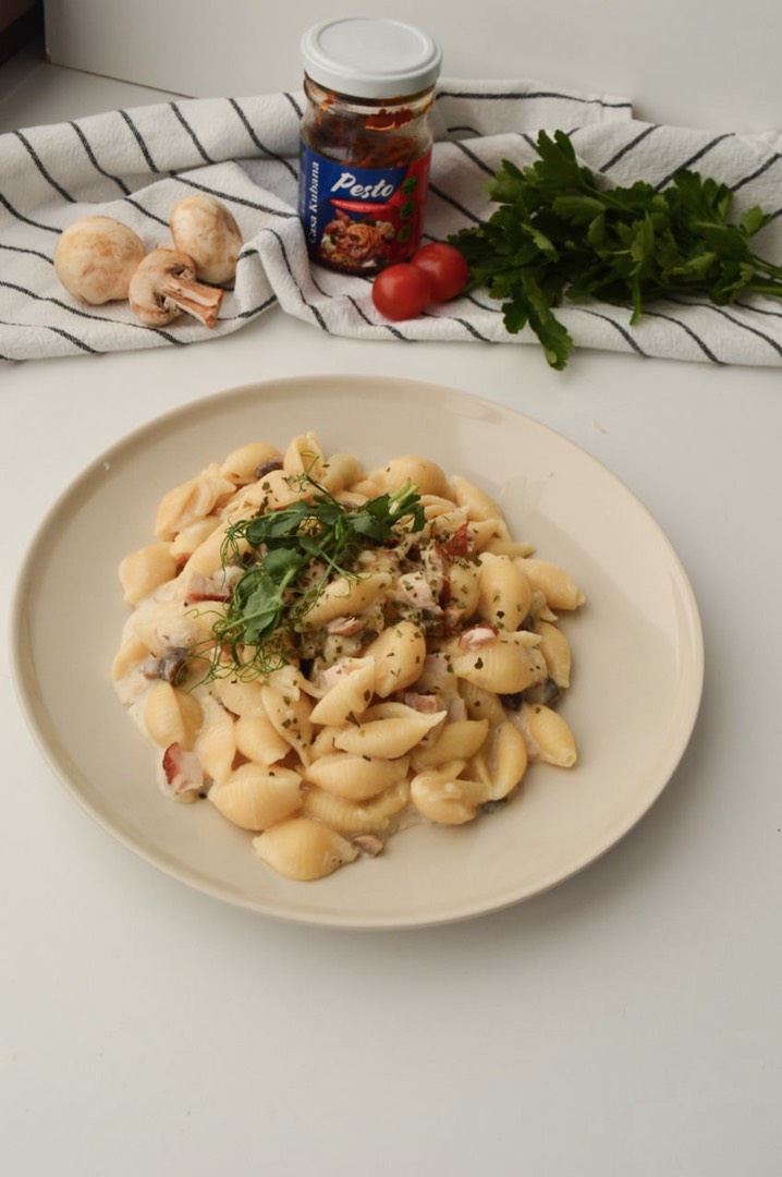 Паста с копченой курицей и грибами