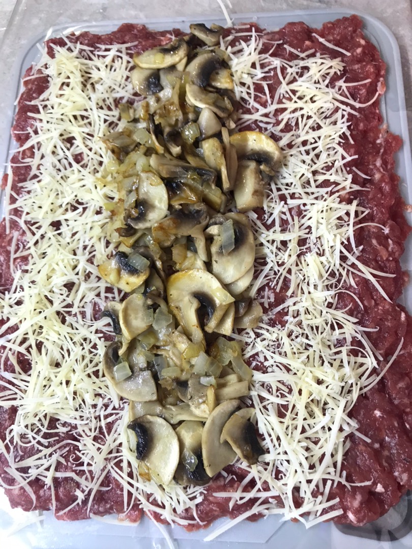 Мясной рулет с грибами