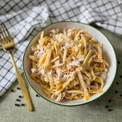 Куриный салат с жареным яйцом