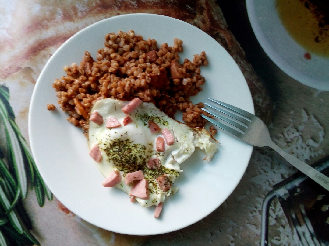 Гречневая крупа с сосисками
