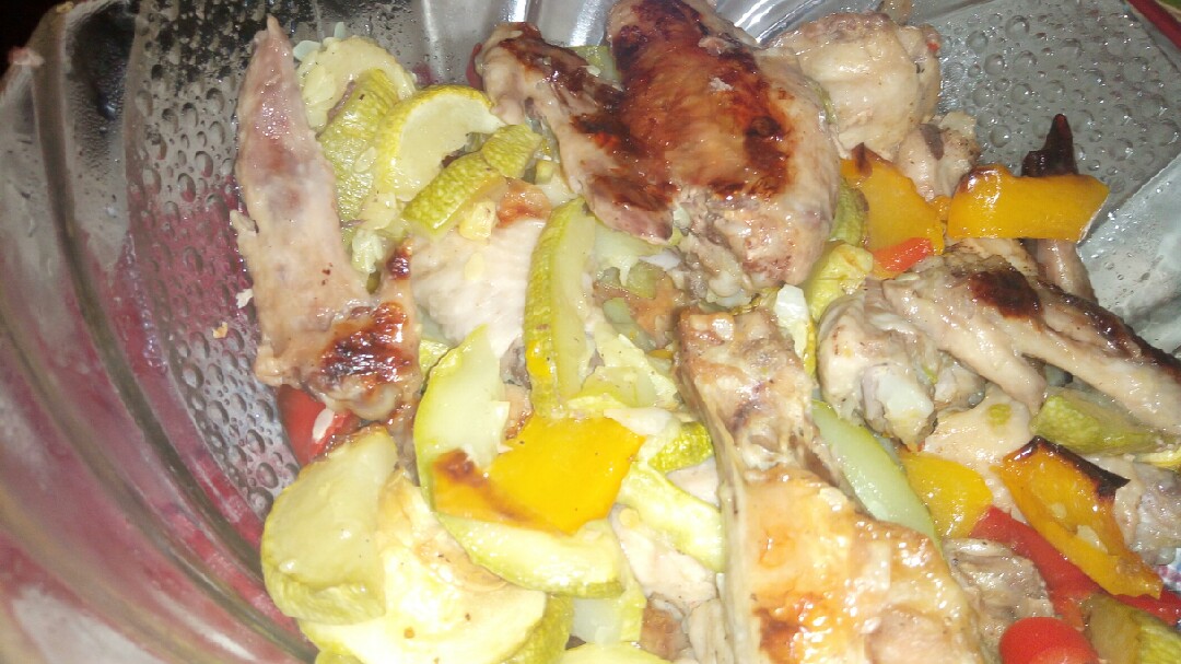 Крылышки с овощами в рукаве
