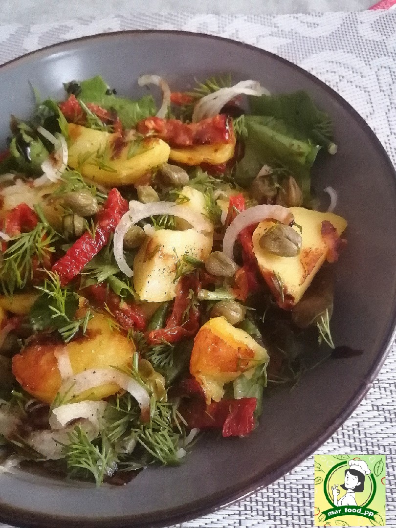 Салат картофельный с вялеными томатами и каперсами