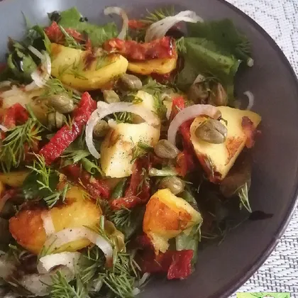 Салат картофельный с вялеными томатами и каперсами