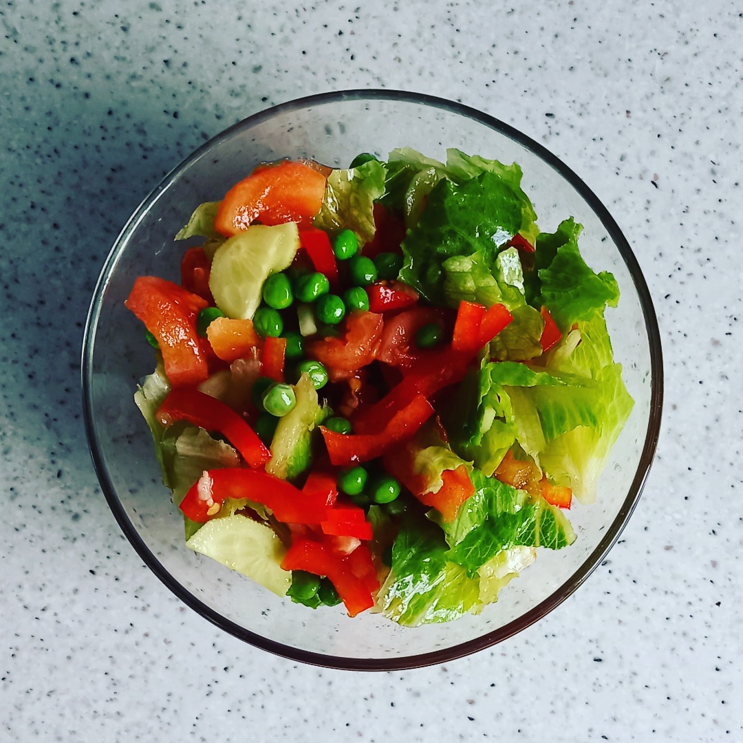Салат с красной икрой, семгой, зеленым горошком и перепелиными яйцами
