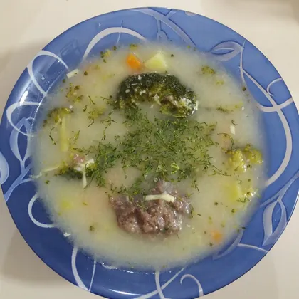 Сырный суп с фрикадельками и брокколи