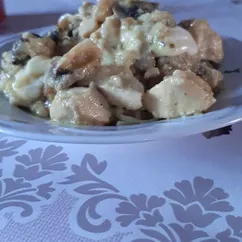 Паста с курицей и сыром бри