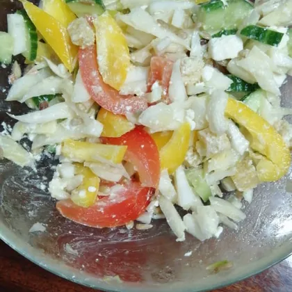 Овощной салат с брынзой и сухарями